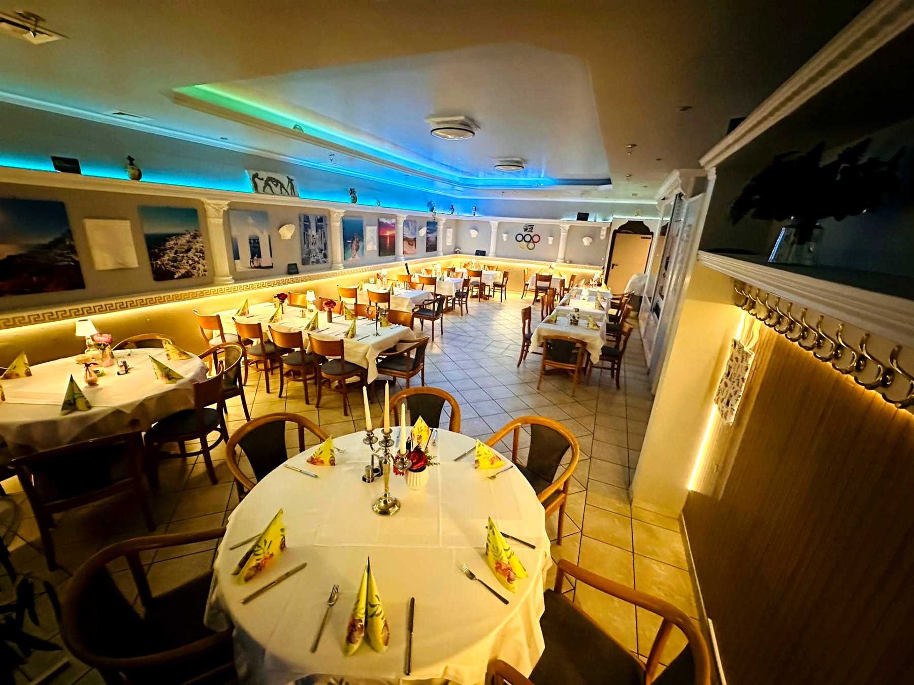 Festlich eingedeckter Festsaal im Restaurant Olympos in Rodgau